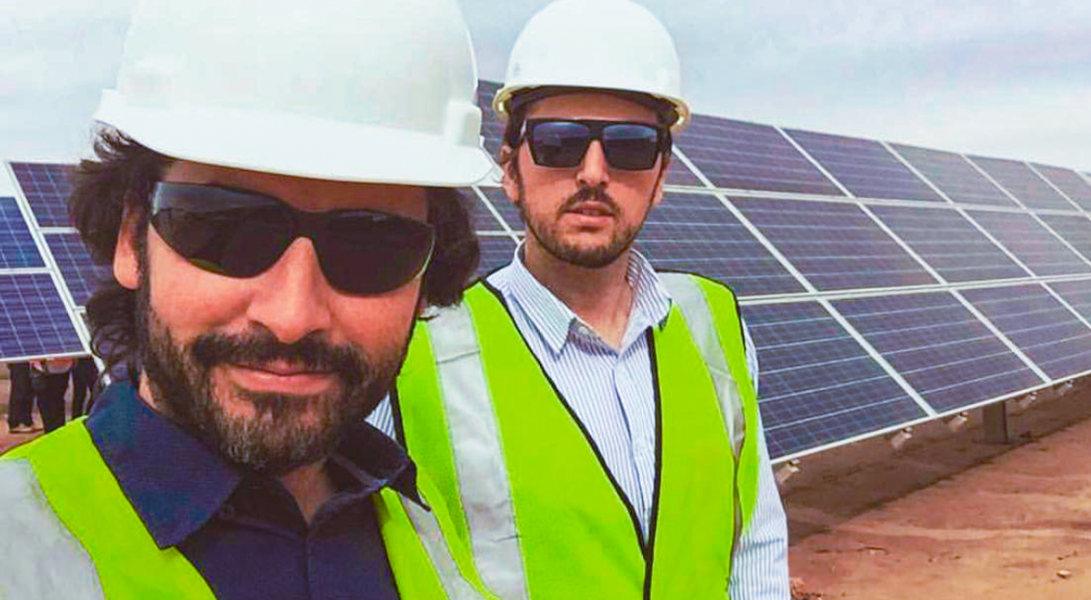  El socio fundador de AWA Solar, Andrés Vásquez, inició su camino a la sustentabilidad junto a su hermano en 2016, con la creación de la primera de sus empresas que están revolucionando la producción de energía y del agua.