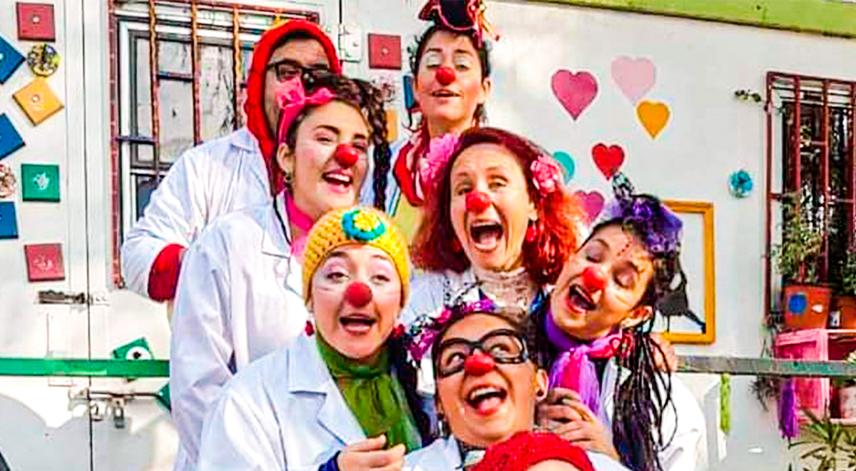  Una agrupación conformada por artistas, psicólogos y trabajadores sociales que acompañan a pacientes, familiares y trabajadores del Hospital Sótero del Río en Puente Alto a través del arte del Clown. 