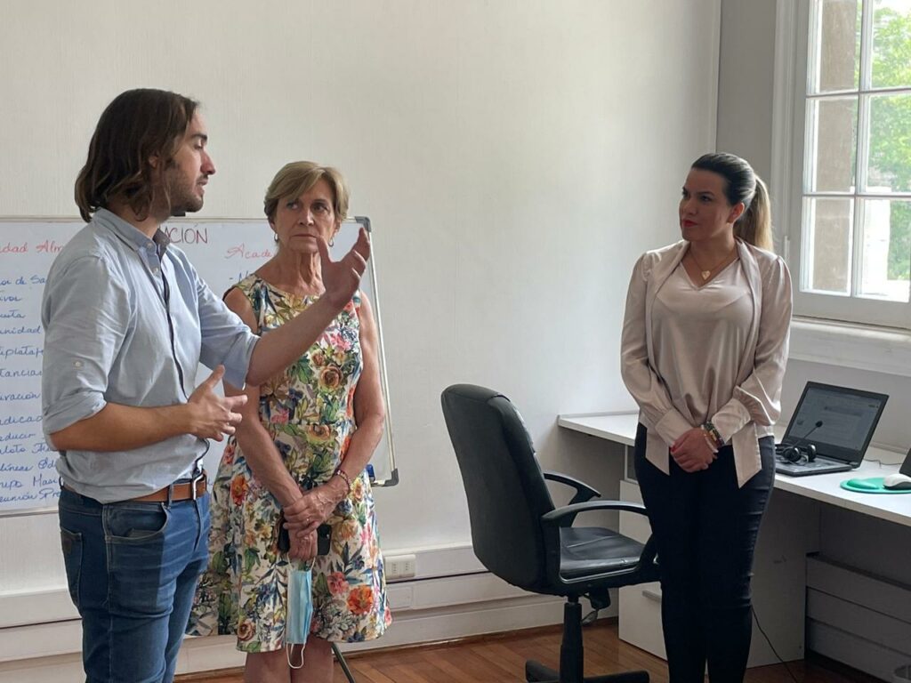 Evelyn Matthei en sede Junto al Barrio