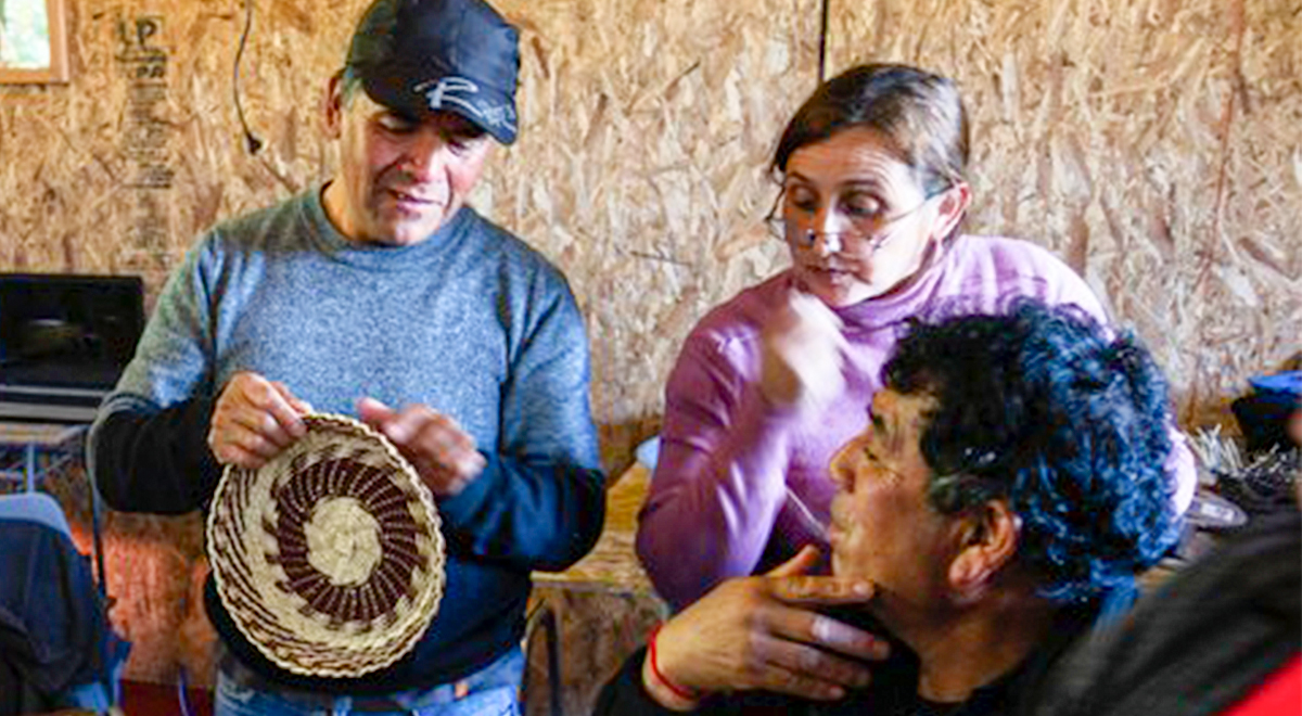 Esta Empresa B combina el reciclaje de plástico con el trabajo de comunidades que fabrican piezas de artesanía con diseños originales.