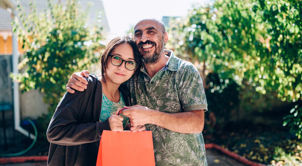 Este domingo celebramos a nuestros padres. También a quienes ejercen un rol paterno con sus hijos o hijas o sean padrastros, padres sociales, cuidadores, vivan juntos o no. A todos […]