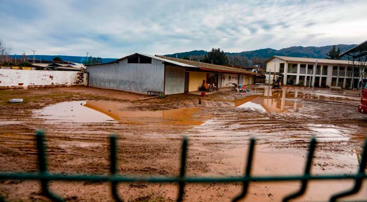 Este liceo de la Región del Maule, quedó bajo el barro y el agua tras el desborde del Río Mataquito. Fueron apoderados, profesores y alumnos de otras localidades los que se organizaron para recuperar las instalaciones en comunidad.