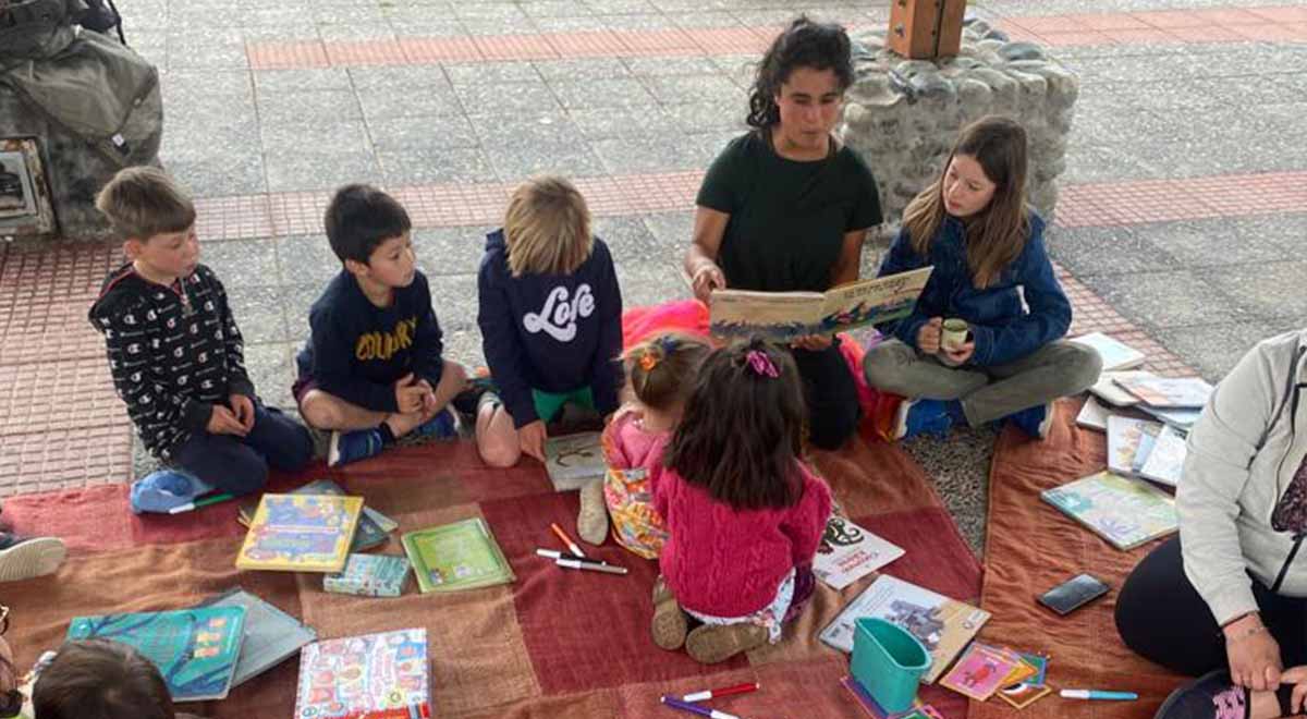  Esta iniciativa surge desde un grupo de apoderados de una escuela pública en Puerto Guadal para apoyar e incentivar a las y los alumnos a seguir aprendiendo. 