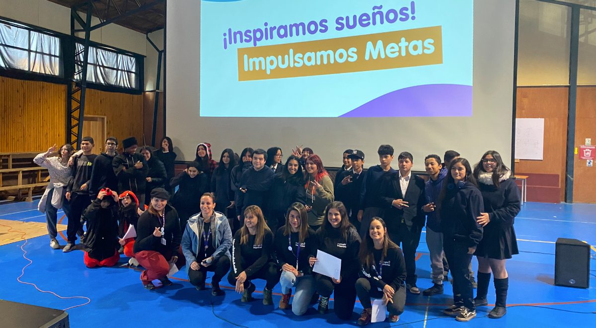  Inspiring Girls, una fundación enfocada en dar motivación a niñas y jóvenes. Realizan talleres para que profesionales puedan dialogar con las nuevas generaciones. 